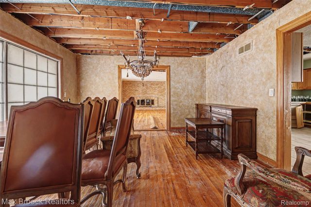 4696 Walnut Lake Road, Bloomfield Hills, MI 48301