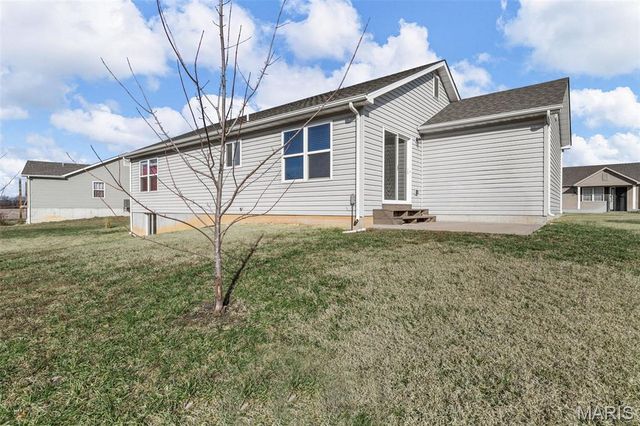 325 Spring Valley Drive, Winfield, MO 63389