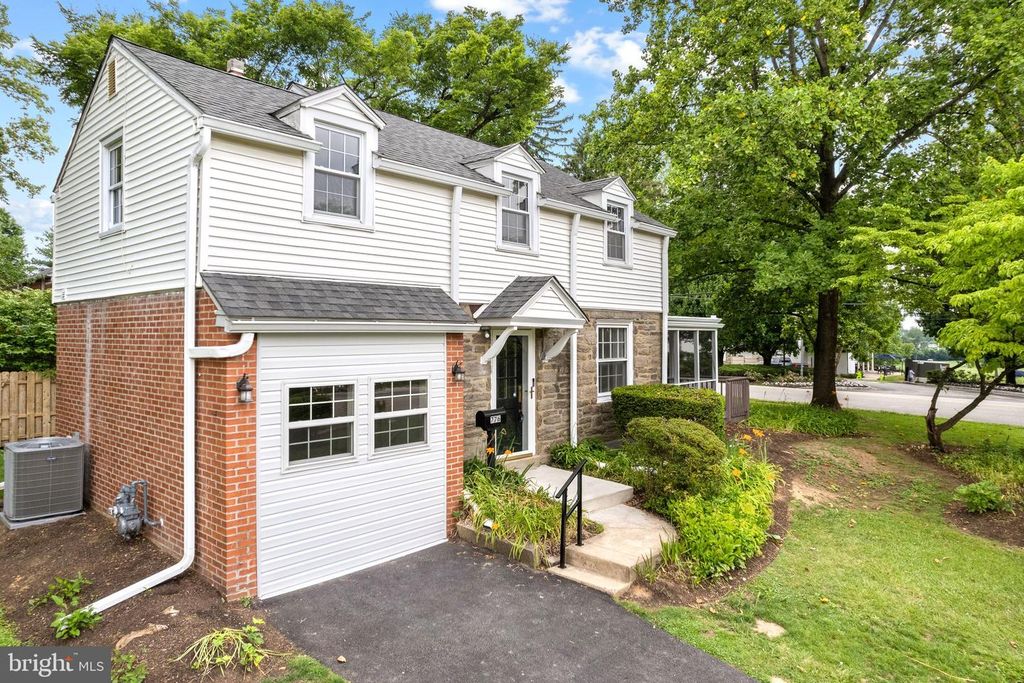 Image 2 of property listing at 776 BROOKE RD, Glenside, PA 19038