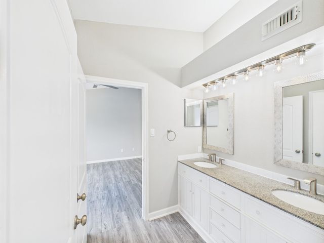 8055 Cambridge Street 26, Houston, TX 77054