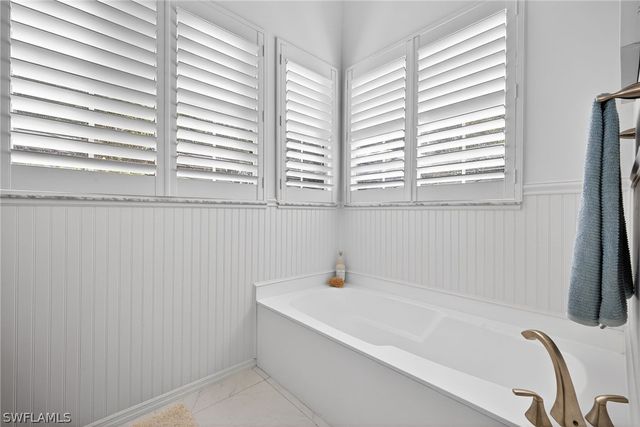 114 Amblewood LN 9-903, Naples, FL 34105