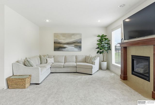 7615 Ponderosa Drive, Papillion, NE 68046