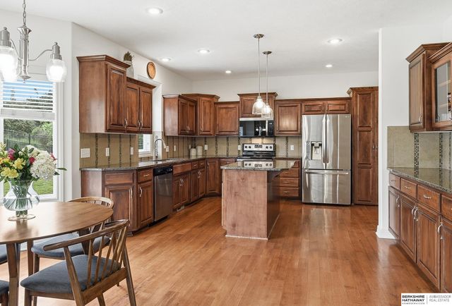 7615 Ponderosa Drive, Papillion, NE 68046