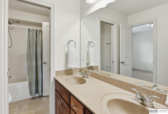 7615 Ponderosa Drive, Papillion, NE 68046