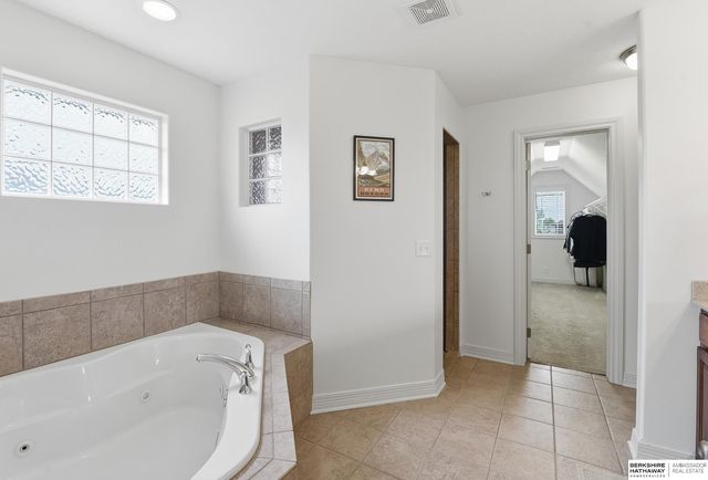 7615 Ponderosa Drive, Papillion, NE 68046