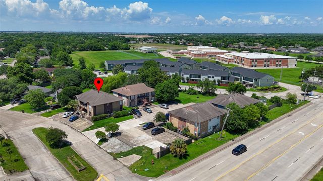 4017 Briar Hollow Drive, Dickinson, TX 77539