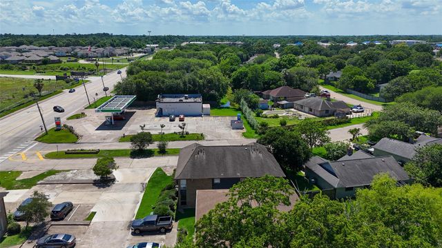 4017 Briar Hollow Drive, Dickinson, TX 77539