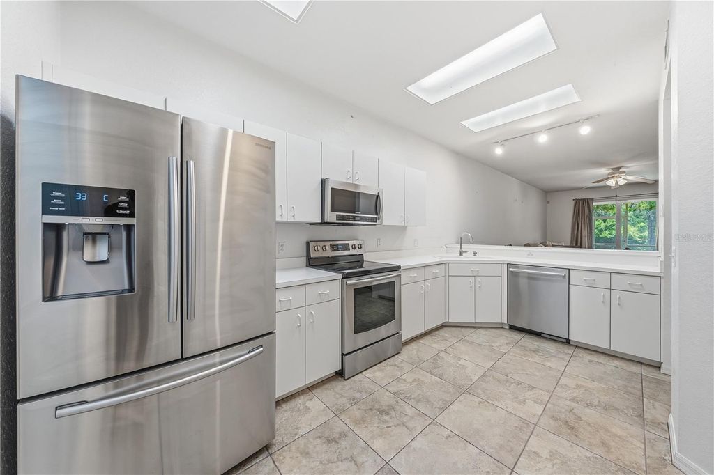 Image 11 of property listing at 22128 LITTLE LAGOON COURT, Lutz, FL 33549