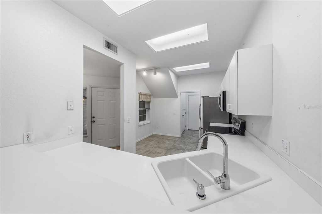 Image 16 of property listing at 22128 LITTLE LAGOON COURT, Lutz, FL 33549