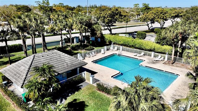 5470 Pine Cir, Coral Springs, FL 33067