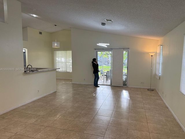 5470 Pine Cir, Coral Springs, FL 33067