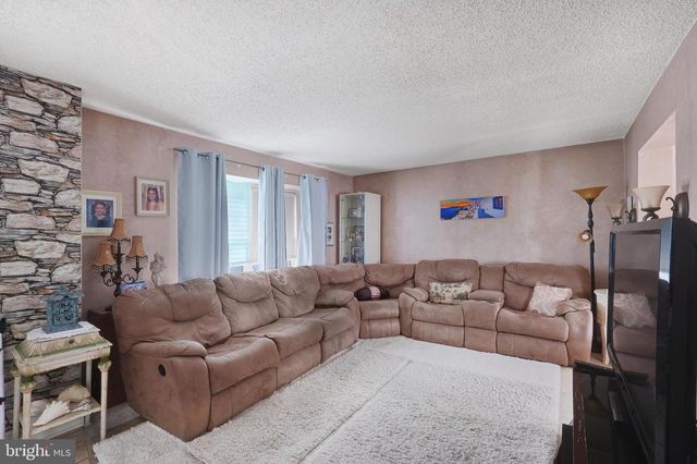 1 ADAMS AVE, Berlin, NJ 08009
