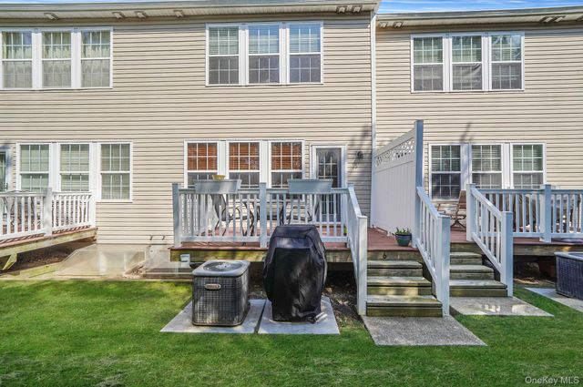 6 Sugar Pine Lane, Bay Shore, NY 11706