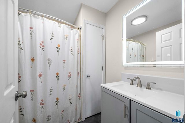 305 S Elm St Street, Lennox, SD 57039