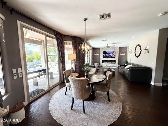 2878 S COTTONWOOD Drive, Gilbert, AZ 85295