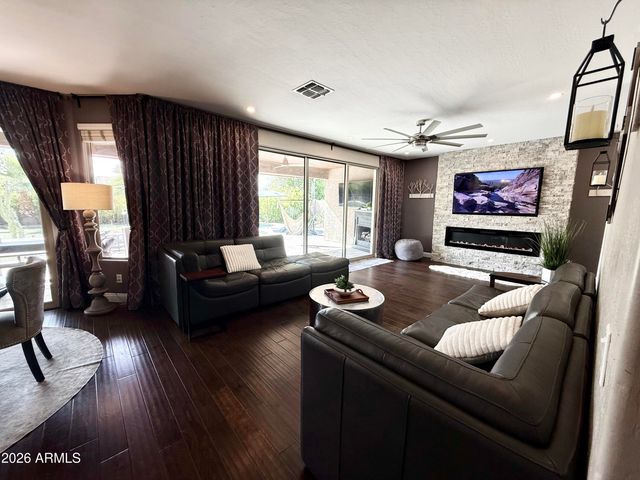2878 S COTTONWOOD Drive, Gilbert, AZ 85295