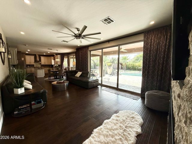 2878 S COTTONWOOD Drive, Gilbert, AZ 85295