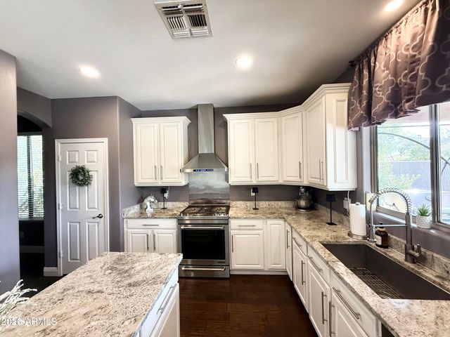 2878 S COTTONWOOD Drive, Gilbert, AZ 85295