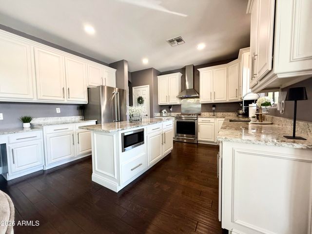 2878 S COTTONWOOD Drive, Gilbert, AZ 85295