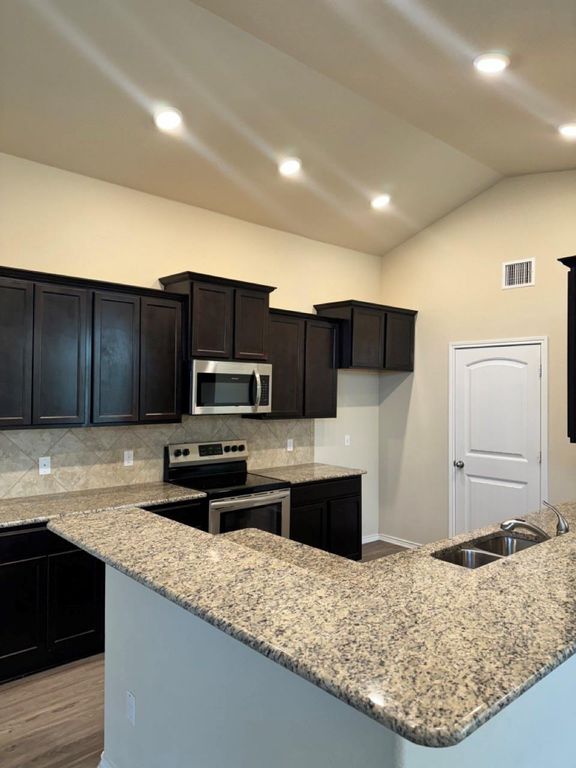 203 Plata LN, Jarrell, TX 76537
