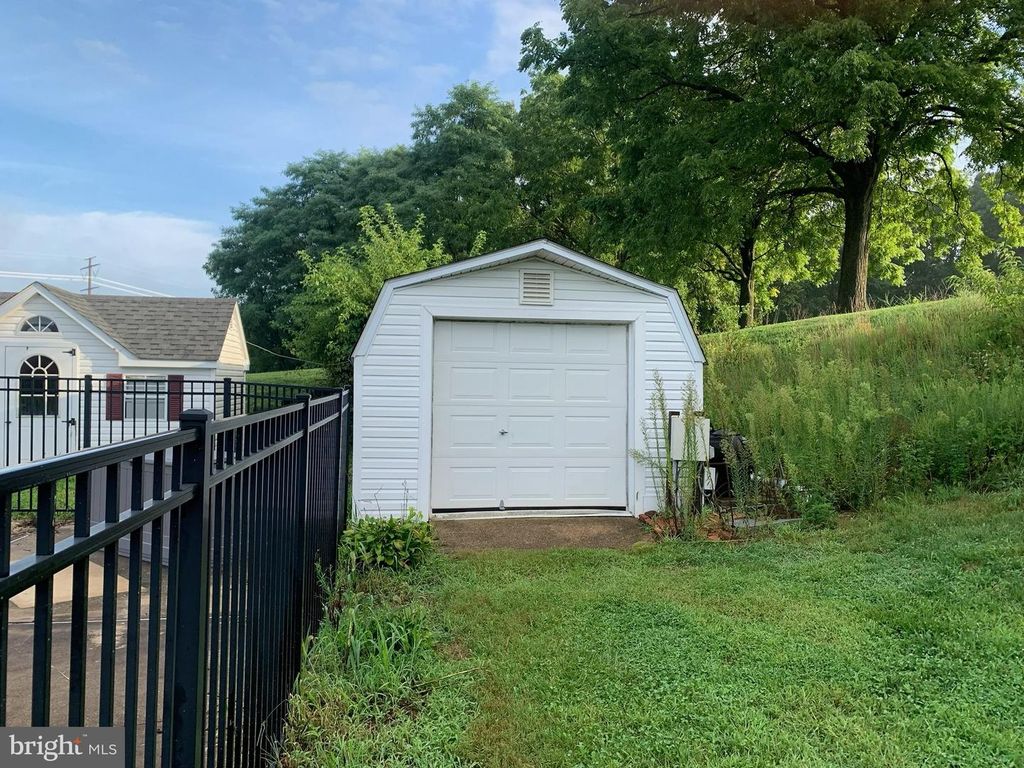 Image 5 of property listing at 9737 HIGH ROCK RD, Airville, PA 17302