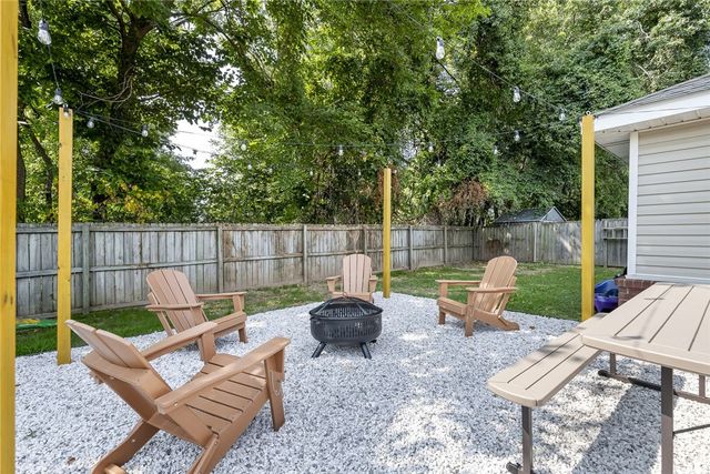 810 SE E Court, Bentonville, AR 72712