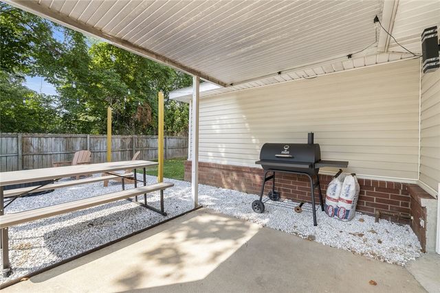 810 SE E Court, Bentonville, AR 72712