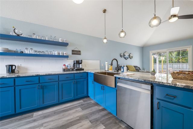 810 SE E Court, Bentonville, AR 72712