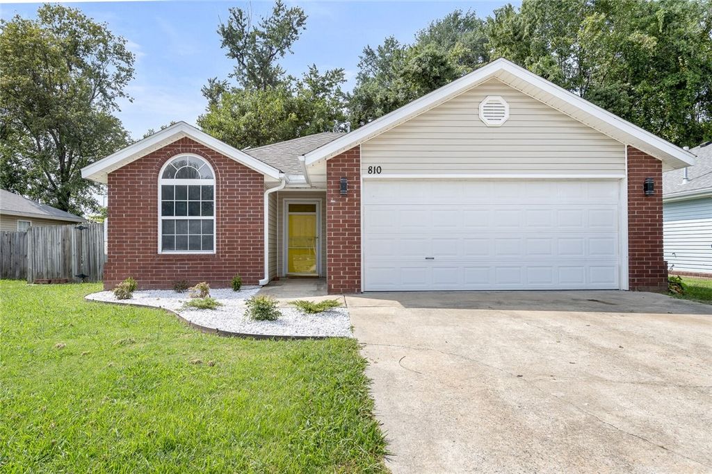 810 SE E Court, Bentonville, AR 72712