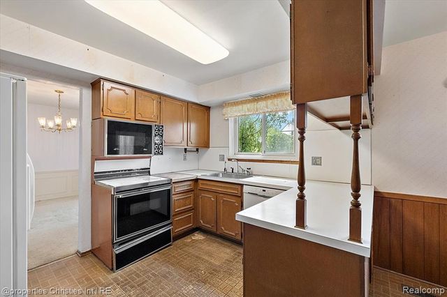 21889 Potomac Street, Southfield, MI 48076