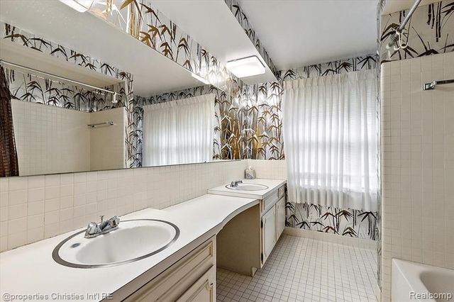 21889 Potomac Street, Southfield, MI 48076