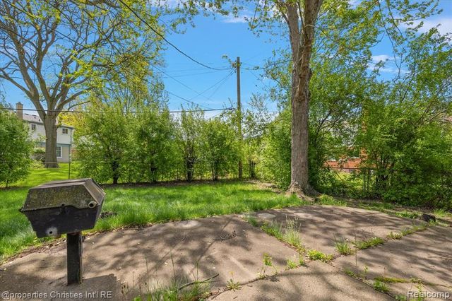 21889 Potomac Street, Southfield, MI 48076