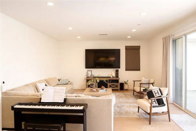 279 Barnes, Tustin, CA 92782