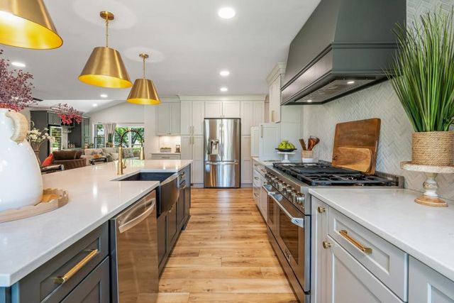 1095 Tuxedo Court, Roswell, GA 30075