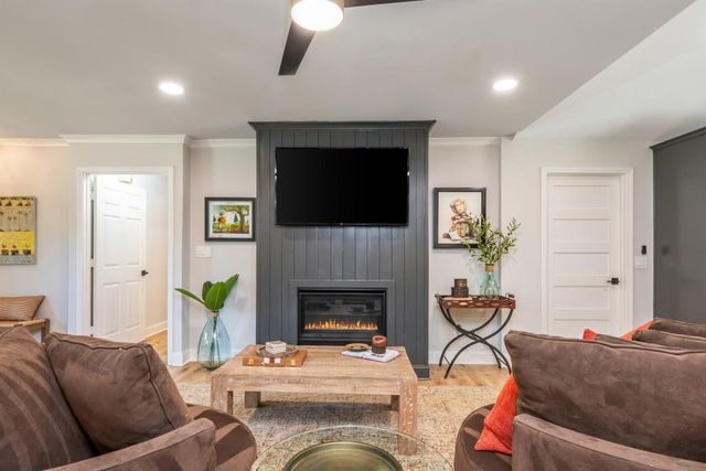 1095 Tuxedo Court, Roswell, GA 30075