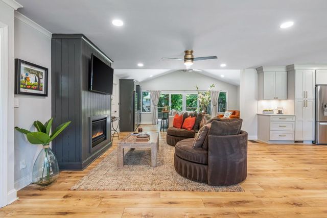 1095 Tuxedo Court, Roswell, GA 30075