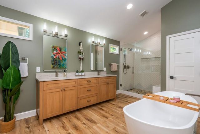 1095 Tuxedo Court, Roswell, GA 30075