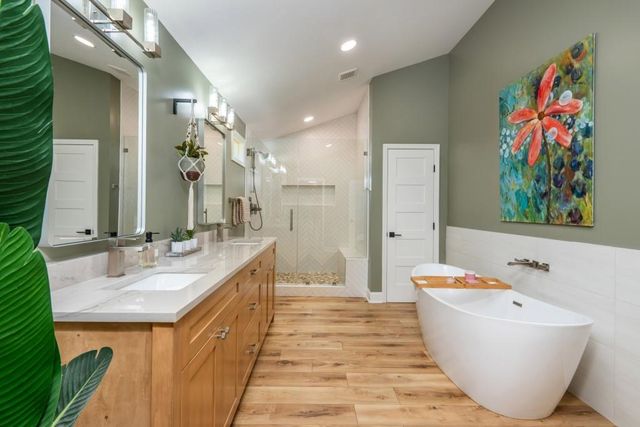 1095 Tuxedo Court, Roswell, GA 30075