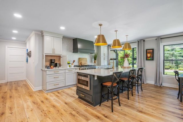 1095 Tuxedo Court, Roswell, GA 30075