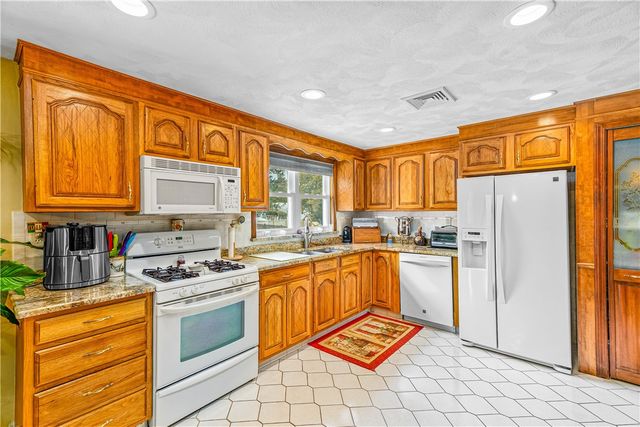 21 Hampton Avenue, Warwick, RI 02889