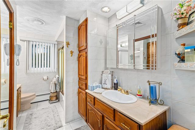 21 Hampton Avenue, Warwick, RI 02889