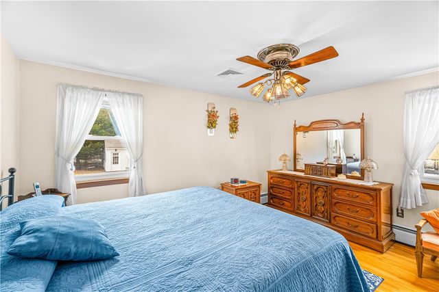 21 Hampton Avenue, Warwick, RI 02889