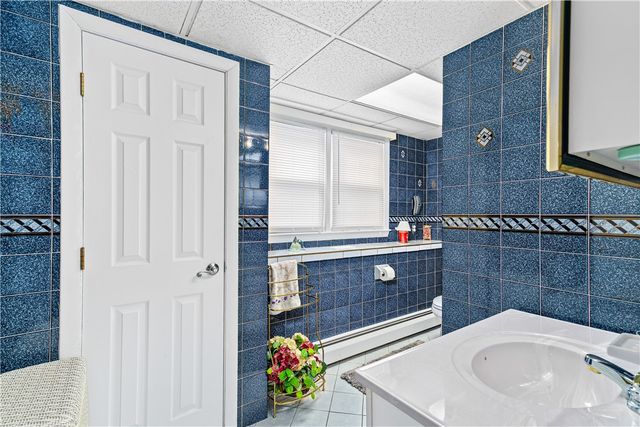 21 Hampton Avenue, Warwick, RI 02889