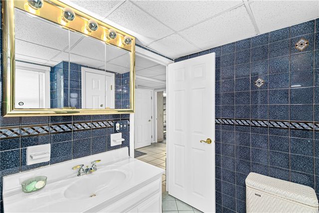 21 Hampton Avenue, Warwick, RI 02889