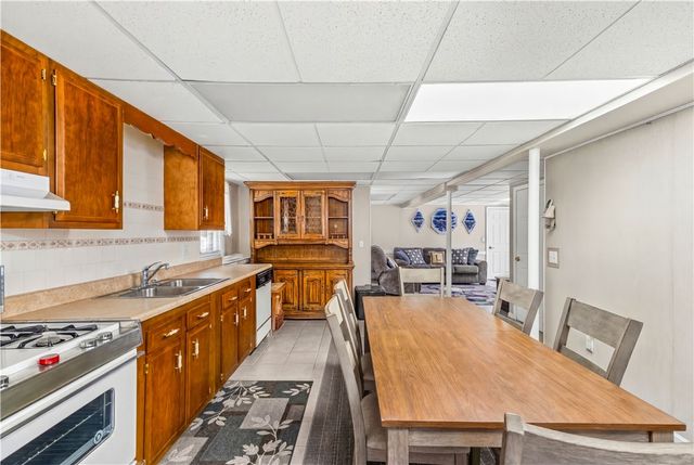 21 Hampton Avenue, Warwick, RI 02889