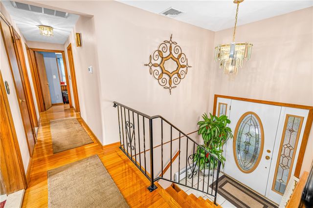 21 Hampton Avenue, Warwick, RI 02889