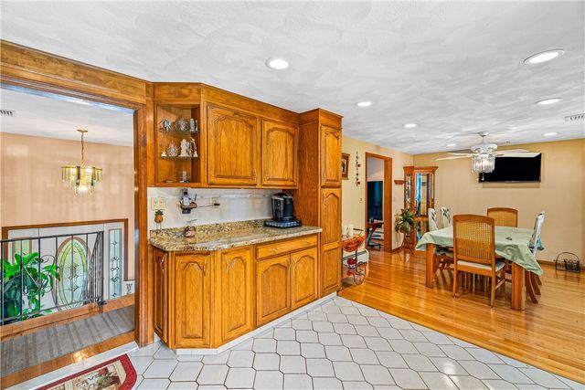 21 Hampton Avenue, Warwick, RI 02889