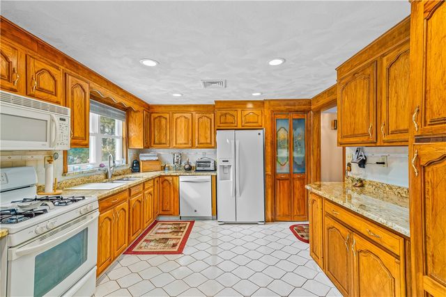 21 Hampton Avenue, Warwick, RI 02889