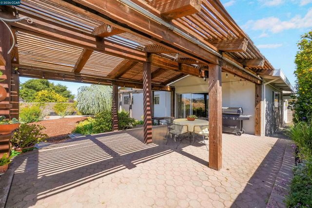 2535 Francis Dr, Pinole, CA 94564