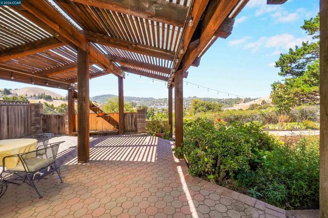 2535 Francis Dr, Pinole, CA 94564